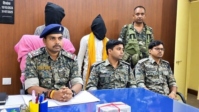 चेताग गांव में हथियार लहराकर ग्रामीणों को धमकाने वाले दो आरोपी गिरफ्तार, सिक्सर और चाकू बरामद