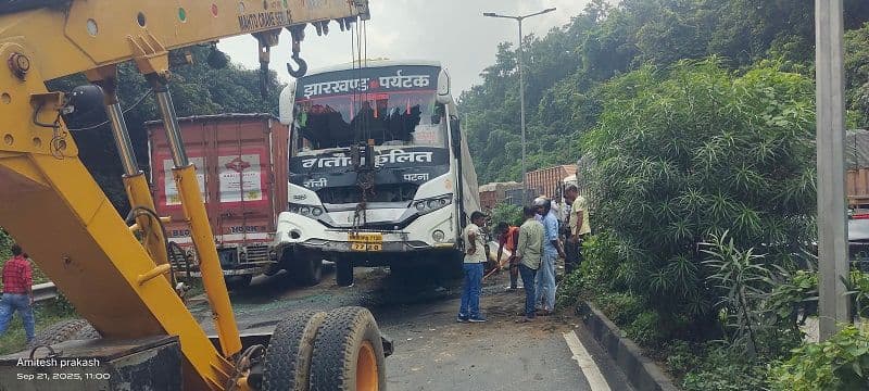 चुट्टूपालू घाटी में पलटी बस, घंटों रही एनएच-33 जाम