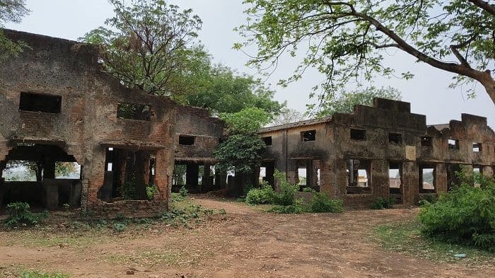 खंडहर में तब्दील हुआ सैकड़ो लोगों को रोजगार देने वाला चमड़ा उद्योग कारखाना