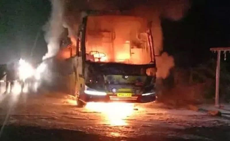 चलती बस में लगी आग, 20 की माैत व 13 झुलसे