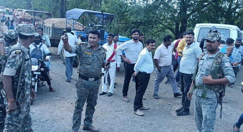 एसडीओ के नेतृत्व में टास्क फोर्स की टीम ने  बालू से लदी  पांच ट्रैक्टर को किया जब्त