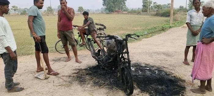 चोरी की बढ़ती वारदातों से फूटा ग्रामीणों का गुस्सा, संदिग्ध चोरों की बाइक जलाई