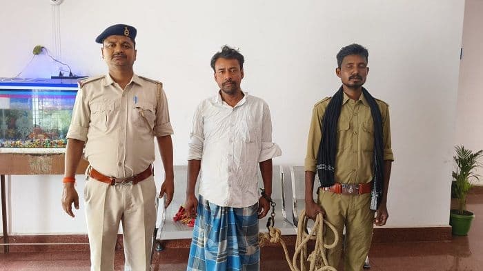 पुलिस ने दो अलग अलग मामले वारंटी को भेजा जेल