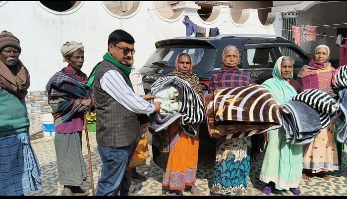शिबू सोरेन की जयंती पर गरीबों के बीच कंबल बांटे गए 