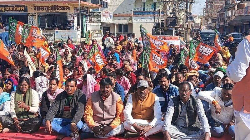 नगर निकाय चुनाव जल्द कराने की मांग को लेकर भाजपा का धरना प्रदर्शन