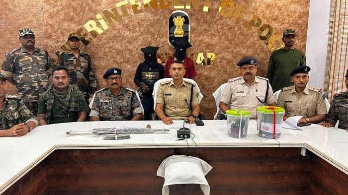 लातेहार पुलिस को बड़ी सफलता, 10 लाख का इनामी माओवादी जोनल कमांडर समेत दो उग्रवादी गिरफ्तार