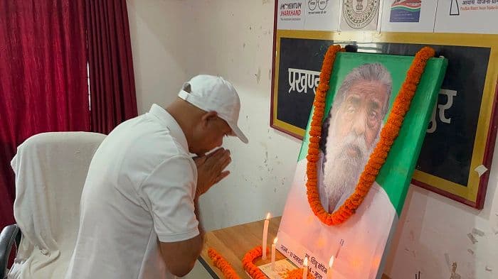 दिशोम गुरु शिबू सोरेन की पुण्यतिथि पर चैनपुर प्रखंड कार्यालय में श्रद्धांजलि सभा आयोजित, वक्ताओं ने संघर्षों को किया याद