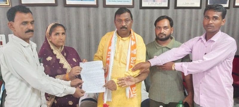 मनातू के बंशी खुर्द पंचायत के उप मुखिया व वार्ड सदस्यों ने मुखिया पति पर लगाया जाली हस्ताक्षर बनाकर फर्जीवाड़ा करने का आरोप