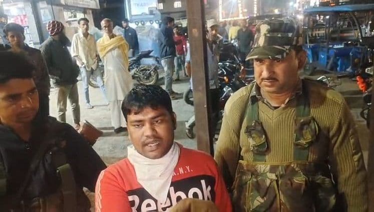 13 पुरिया ब्राउन शुगर के साथ एक तस्कर गिरफतार 