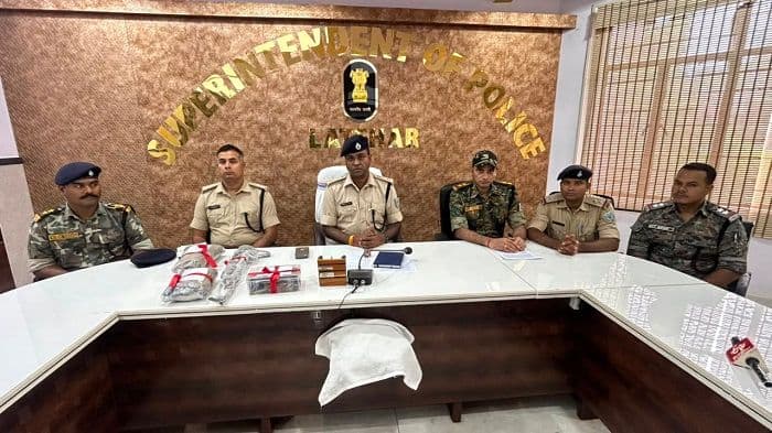 20 लाख के इनामी माओवादी रविन्द्र गंझू की निशानदेही पर AK-56, 90 कारतूस बरामद