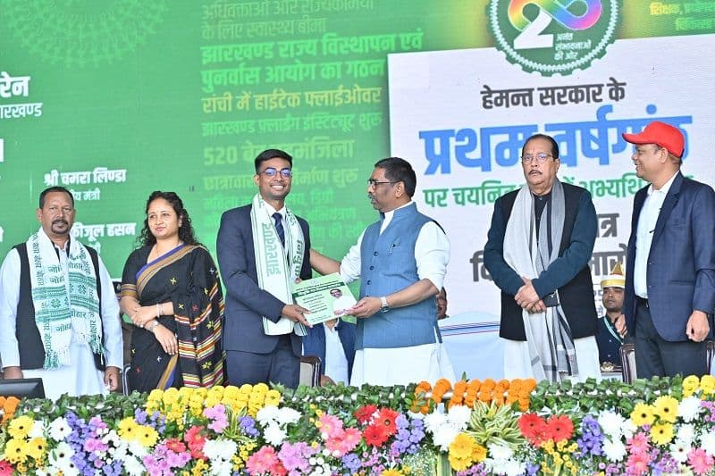 मुख्यमंत्री ने 8792 अभ्यर्थियों को सौंपा नियुक्ति पत्र, कहा- सरकार सभी के प्रति संवेदनशील