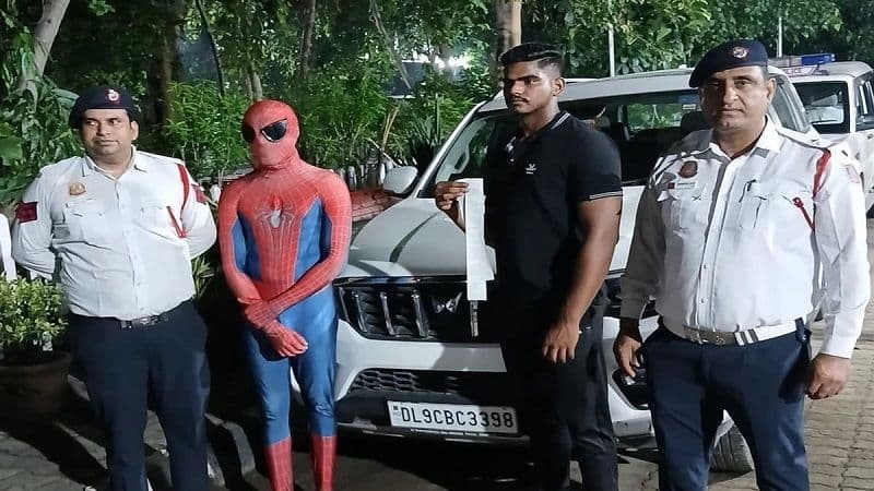 दिल्ली पुलिस के जाल में फंसा Spiderman! 