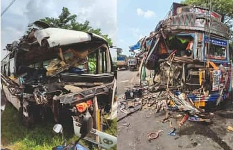 धनबाद से रांची जा रही श्री गोकुल यात्री बस और ट्रक में भीषण टक्कर उड़े परखच्चे 40 से अधिक यात्री घायल पांच रांची रेफर दो की मौत