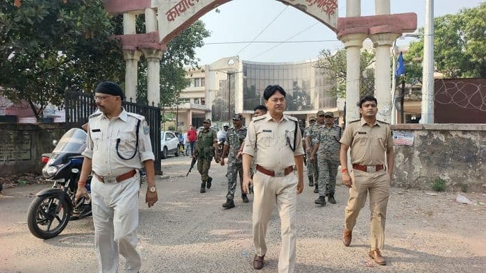 सौहार्दपूर्ण माहौल में बकरीद संपन्न कराने को डुमरी पुलिस ने निकाला फ्लैग मार्च