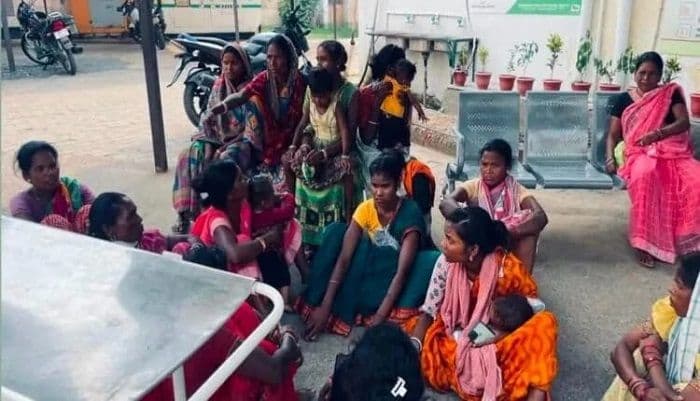 घर में सो रहे दंपती की धारदार हथियार से हत्या, चिकित्सकों ने पतिया हांसदा को मृत घोषित बताया वही परणी देवी को गंभीर स्थिति में धनबाद रेफर की गयी