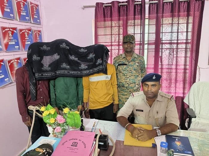 लूटपाट की घटना को अंजाम देने के लिए रोड पर पत्थर रखकर जाम करने का आरोप में तीन गिरफ्तार