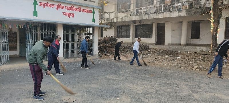  थाना, कार्यालयों में एसपी, एसडीपीओ ने श्रमदान कर  चलाया स्वच्छता अभियान