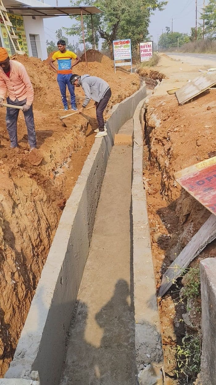 नाली निर्माण कार्य में अनियमितता पर स्थानीय लोगों ने जताया विरोध 