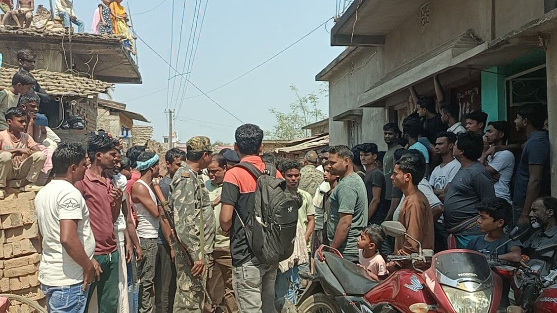 पीएम आवास का जियो  टैग के नाम पर अवैध वसूली को ले पंचायत सचिव सहित तीन को ग्रामीणों ने घंटों बनाया बंधक 