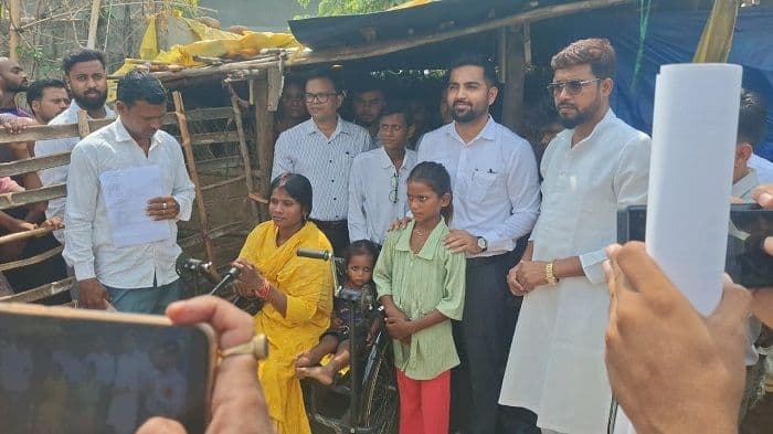 सोशल मीडिया की पहल से असहाय परिवार को मिला आवास, उपायुक्त ने पहुंचकर की मदद