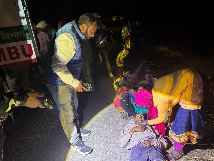 यात्रियों से भरा ऑटो पेड़ से टकराया, दो की मौत, सात लोग घायल