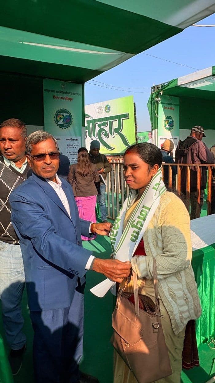 रांची के मोराबादी मैदान में नियुक्ति पत्र वितरण समारोह में हजारीबाग की पूजा को मिला नियुक्ति पत्र