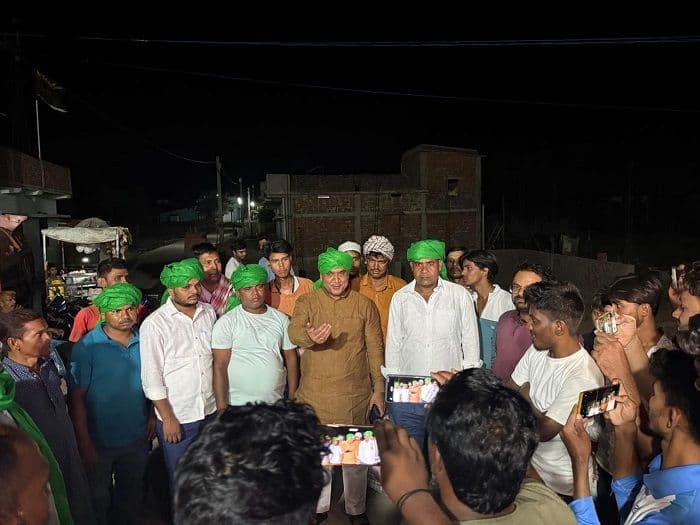 छेंचा में मोहर्रम इंतजामिया कमेटी ने समाजसेवी अब्दुल मनान अंसारी को पगड़ी पहनाकर किया सम्मानित