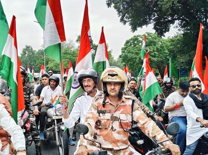 नई दिल्ली में आयोजित तिरंगा बाइक रैली में केंद्रीय रक्षा राज्य मंत्री संजय सेठ हुए शामिल 
