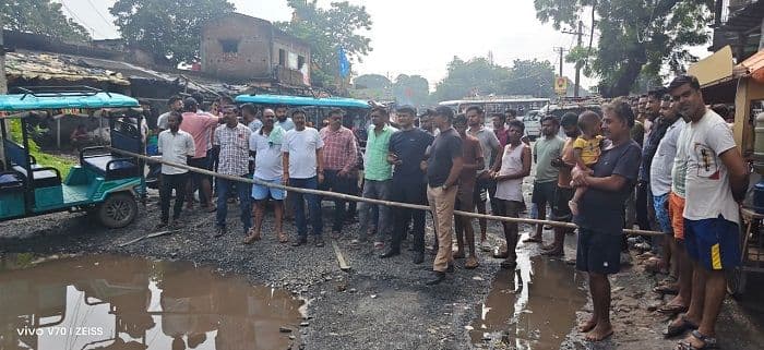 चक्का जाम के बाद हरकत में आया प्रबंधन, सड़क-नाली निर्माण का भरोसा