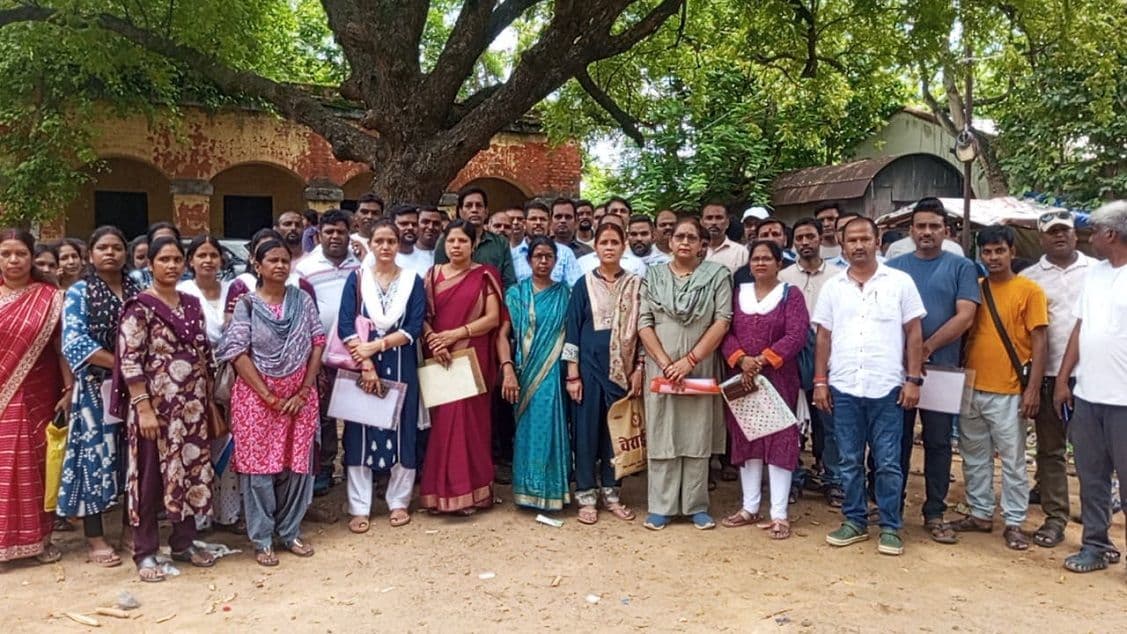 मातृत्व अवकाश नहीं मिला, गर्भ में ही बच्चे की मौत; डीईओ पर घूस मांगने का आरोप, पलामू में शिक्षकों का उग्र प्रदर्शन