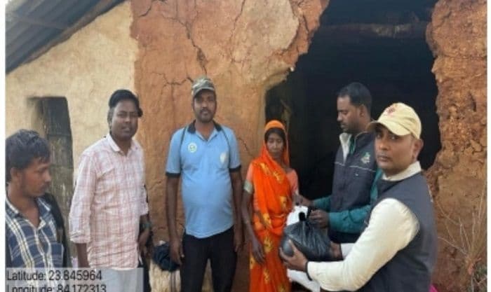 जंगली हाथियों ने तीन लोगों का घर किया क्षतिग्रस्त, वन विभाग ने पहुंचाई राहत सामग्री 