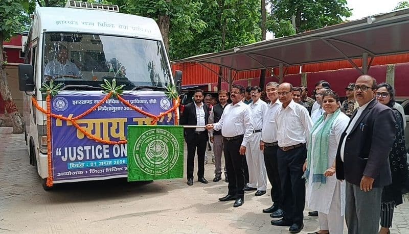 पलामू के प्रधान जिला व सत्र न्यायाधीश ने व्यवहार न्यायालय परिसर से न्याय रथ प्रखंडों के लिए किया रवाना