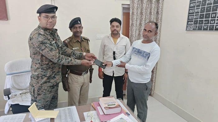 लूट कांड में लूटी गई मोबाइल की बरामदगी, माननीय न्यायालय के आदेश पर पीड़ित को सौंपा गया मोबाइल