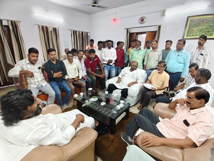 सांसद  विजय जनता  और कार्यकर्ताओं की समस्याओं से हुए रूबरू , समाधान का दिया आश्वासन