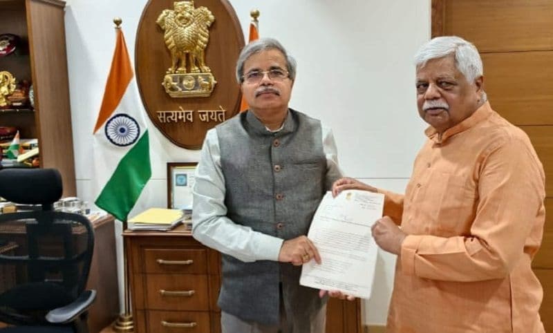 गढ़वा- रामानुजगंज व पंड़वा -छतरपुर सड़क फोरलेन कराने को ले सांसद ने विभागीय सचिव से किया आग्रह 