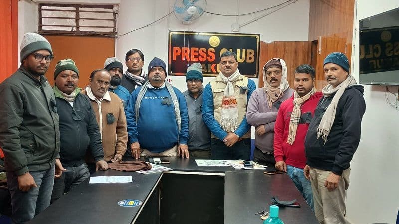 दुमका जिले के दो पत्रकारों के साथ हंसडीहा थाना प्रभारी और उनके चालक ने मारपीट के विरोध में पत्रकारों ने की निंदा प्रस्ताव 
