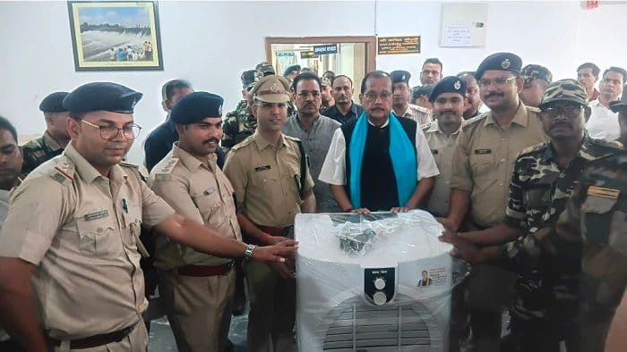 झारखंड के वित्त मंत्री ने पाटन पुलिस के जवानों को 10 कूलर एवं एक वाटर प्यूरिफाई किया प्रदान 