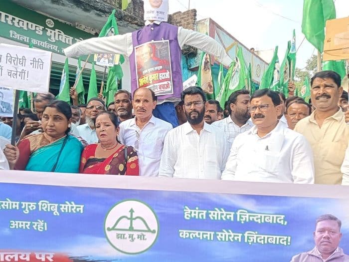 लातेहार में JMM का जोरदार विरोध मार्च, CEC ज्ञानेश कुमार का पुतला दहन