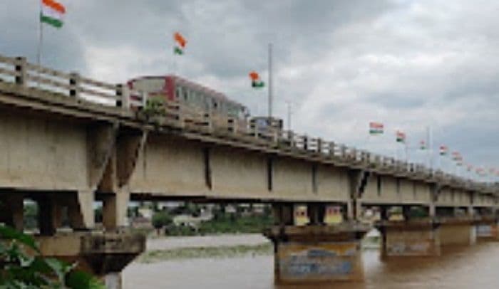 कोयल नदी पर नए पुल निर्माण को ले अंडर पास मार्ग बंद, छोटे-बड़े वाहनों के प्रवेश पर रोक