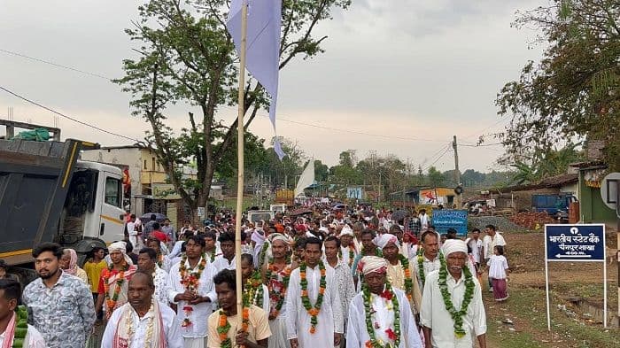 चैनपुर में आस्था और उल्लास के साथ धूमधाम से मनाया गया सरहुल पर्व