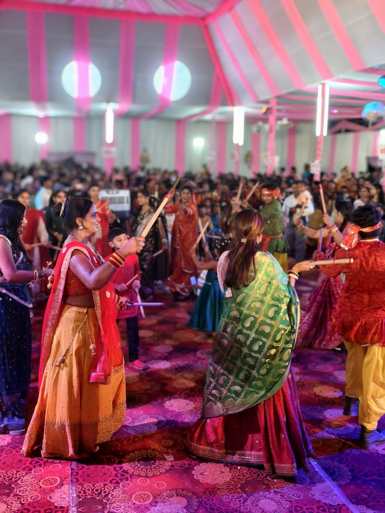 सप्तमी की रात्रि में डाडीया नाइट का भव्य शुभारंभ, सांस्कृतिक कार्यक्रमों ने मोहा मन