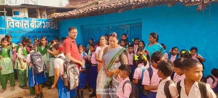 चैनपुर: शिक्षा के मंदिर को किया गया अपवित्र, स्कूल गेट पर गंदगी फैलाने से लोगों में भारी आक्रोश
