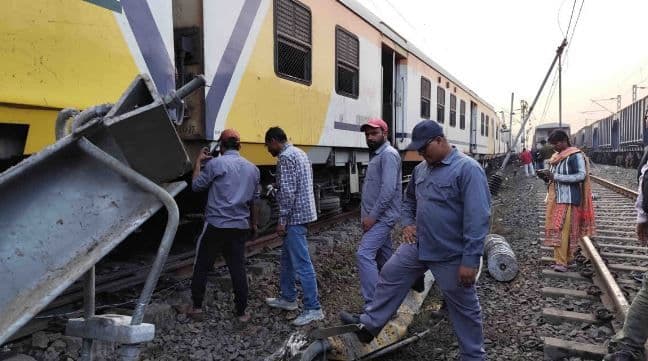 बेपटरी हुई रामपुरहाट-जसीडीह पैसेंजर ट्रेन