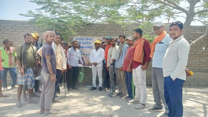 पिपलजोड़ी में मजदूर दिवस पर श्रमिकों का सम्मान, मिठाई व कार्य सामग्री का वितरण