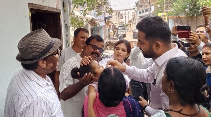 पलामू जिले में उपायुक्त ने घर-घर जाकर स्वयं बच्चों को पिलाई पल्स पोलियो की खुराक