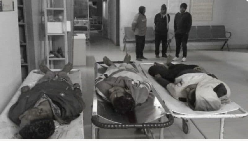  सड़क किनारे खड़ी हाइवा से टकराई स्कूटी, तीन युवकों की मौके पर मौत, एक अन्य घायल