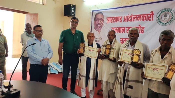 जिला स्थापना दिवस पर 117 झारखंड आंदोलनकारियों को किया गया सम्मानित