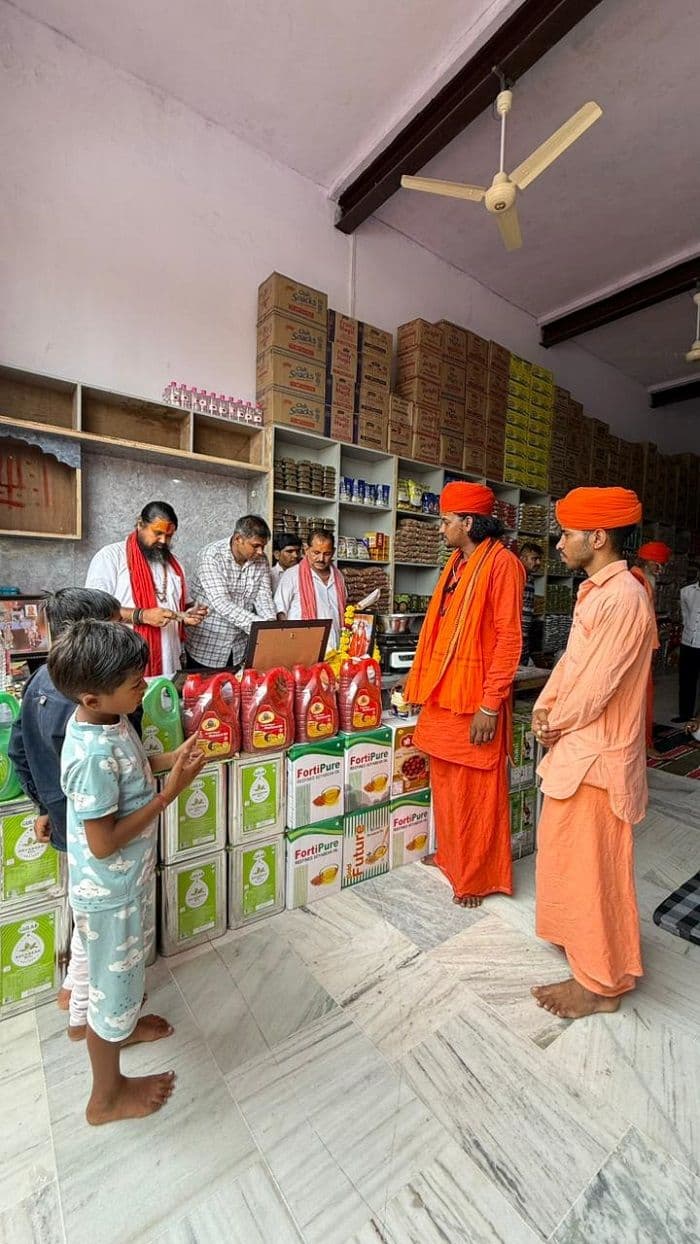 संतों के सान्निध्य में मोरड़ा मोमाजी ट्रेडिंग कंपनी का भव्य शुभारंभ, वैदिक मंत्रोच्चार के बीच हुआ फीता काटकर उद्घाटन