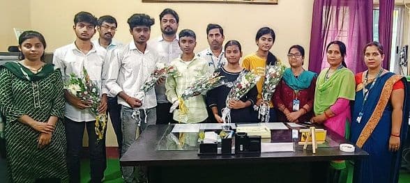 गुरुकुल विद्यालय के बच्चों ने सीबीएसई बोर्ड में लहराया परचम
