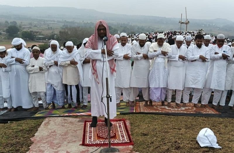 हर्षोल्लास के साथ ईद की नमाज अदा, एक-दूसरे को दी मुबारकबाद